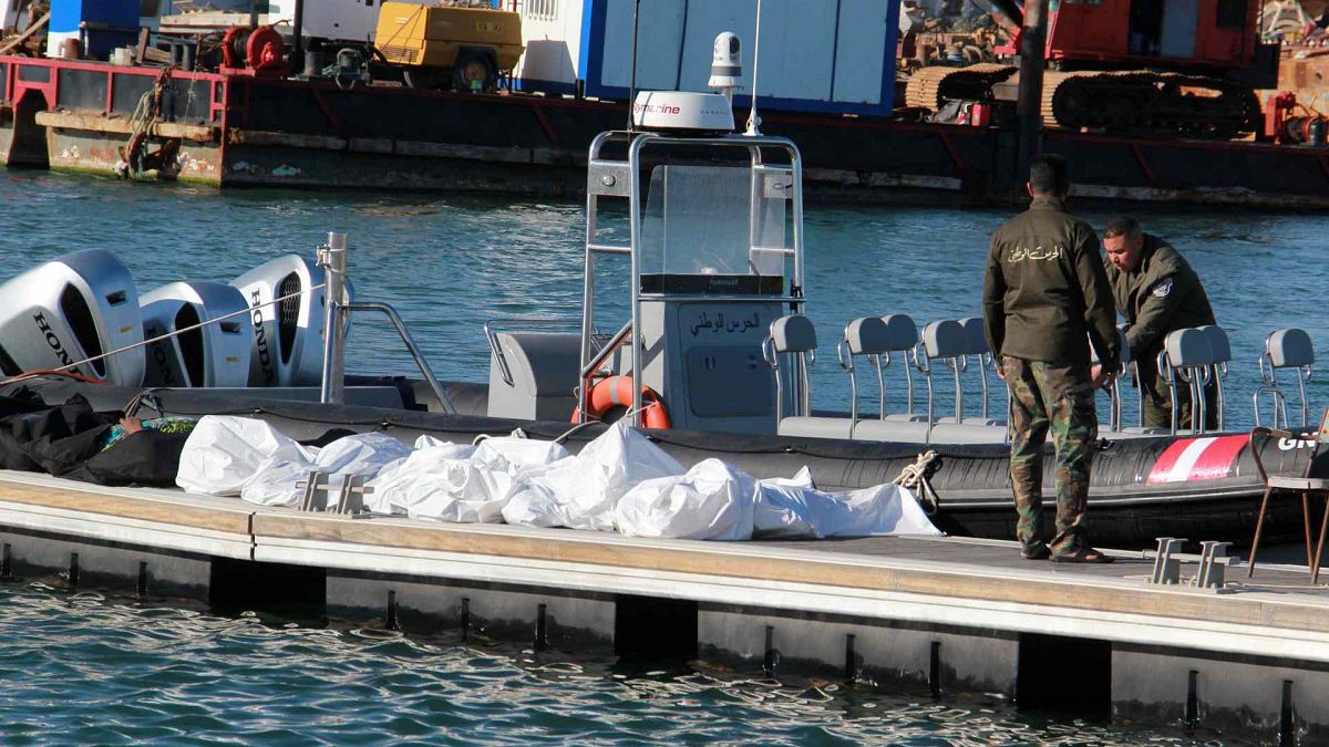 خفر السواحل التونسية يقفون بجوار جثث مهاجرين في ميناء صفاقس، وسط تونس، الخميس 24 ديسمبر 2020