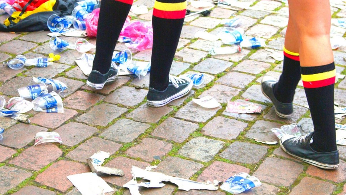 زباله‌های پلاستیکی زیر پای تماشاچیان فوتبال در بلژیک