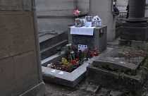 تصاویری از مراسم پنجاهمین سالروز درگذشت جیم موریسون در گورستان پرلاشز پاریس