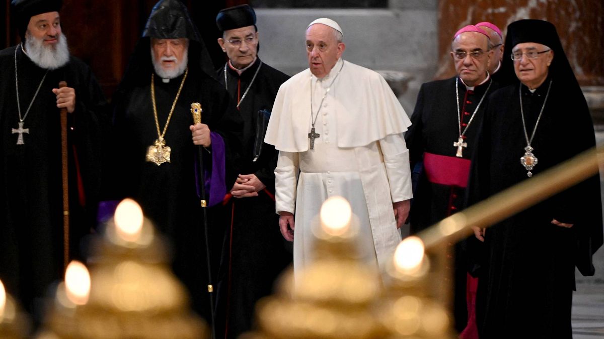 البابا فرنسيس وعدد من بطاركة الكنائس الشرقية والغربية في لبنان يصلون إلى الفاتيكان للصلاة من أجل لبنان. 01/07/2021