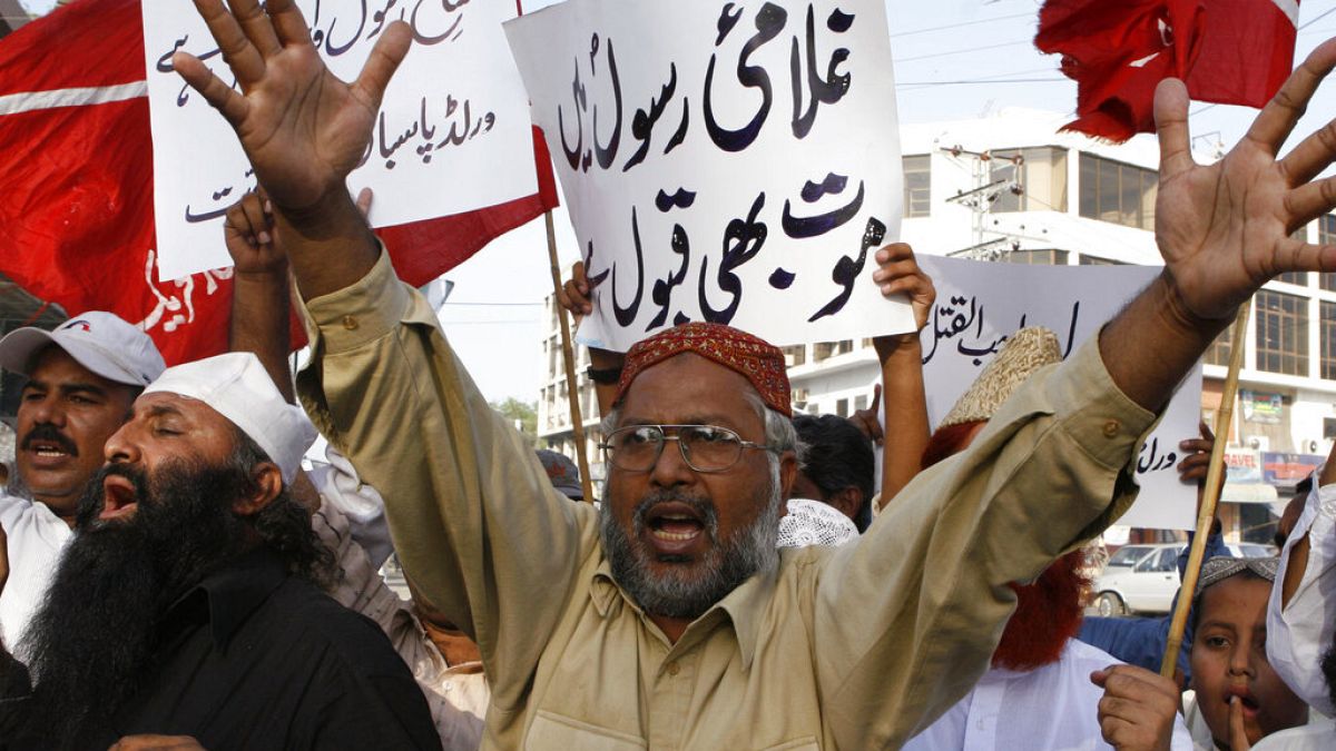 Pakistan'da Batılı ülkelerin İslam dinine hakaret ettiği gerekçesiyle düzenlenen protestolara binlerce kişi katılıyor.
