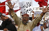 Pakistan'da Batılı ülkelerin İslam dinine hakaret ettiği gerekçesiyle düzenlenen protestolara binlerce kişi katılıyor.