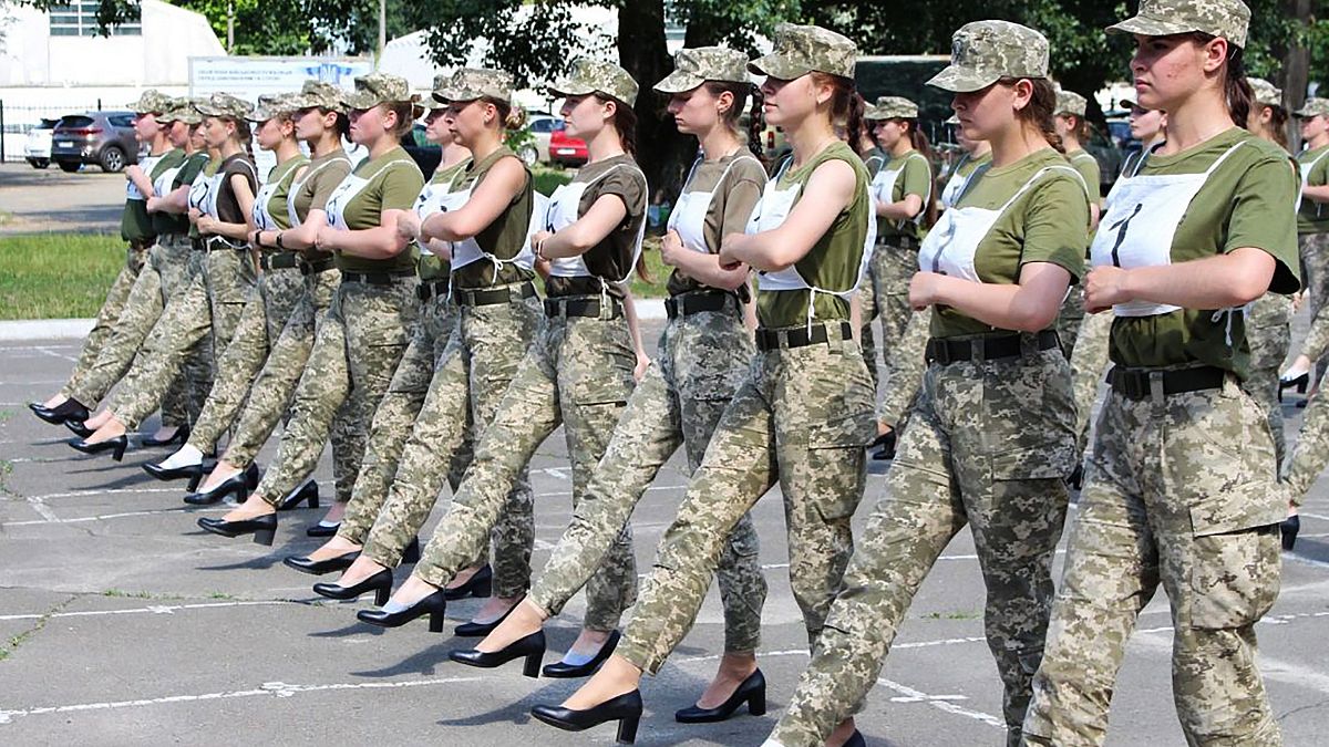عدد من المجندات الأوكرانيات يشاركن في عرض عسكري وهن ينتعلن أحذية بكعب عال. 02/07/2021