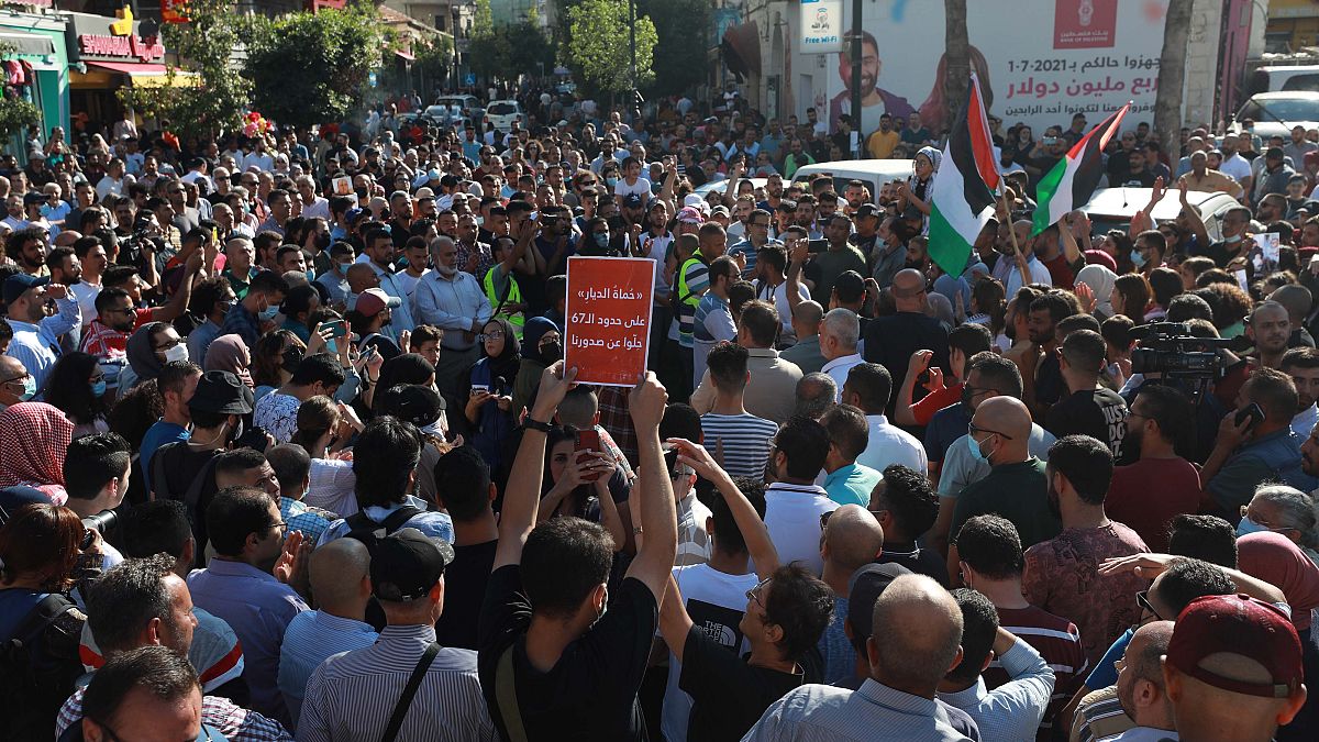 Filistinli göstericiler Abbas'ı protesto etti 