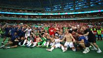 لاعبو منتخب الدنمارك يحتفلون بعد تأهل فريقهم إلى نصف نهائي كأس أوروبا لكرة القدم بعد فوزه على نظيره التشيكي 2-1 السبت على الملعب الأولمبي في العاصمة الأذربيجانية باكو