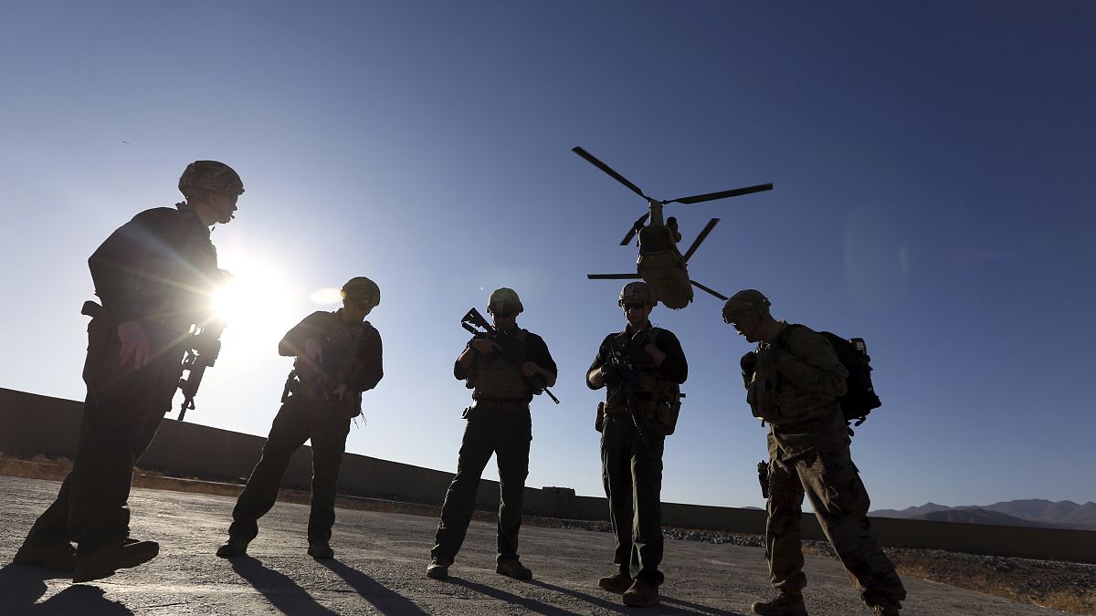 جنود أمريكيون يقفون فوق مدرج المطار في مقاطعة لوغار بأفغانستان قبيل انسحابهم من البلاد