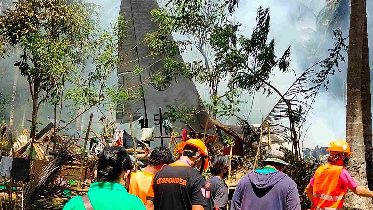 عمال الإنقاذ يصلون إلى موقع  الطائرة العسكرية من طراز "سي-130 هيركوليز" التي تحطّمت على جزيرة جولو في مقاطعة سولو، الفلبين، 4 يوليو 2021