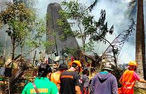 عمال الإنقاذ يصلون إلى موقع  الطائرة العسكرية من طراز "سي-130 هيركوليز" التي تحطّمت على جزيرة جولو في مقاطعة سولو، الفلبين، 4 يوليو 2021