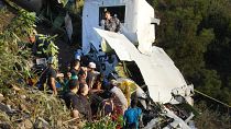 عمال الإنقاذ ينتشلون جثثًا من طائرة تابعة للأمم المتحدة تحطمت في باي بوري، هايتي، السبت 10 أكتوبر 2009