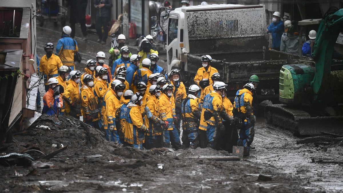 الشرطة تساعد في عملية البحث في موقع الانهيار الأرضي بعد أيام من هطول أمطار غزيرة في أتامي بمحافظة شيزوكا، اليابان، 4 يوليو 2021