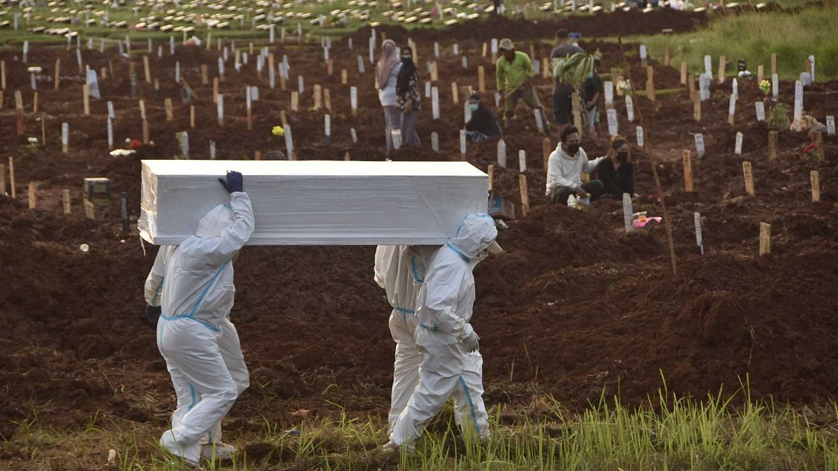 ضحايا كوفيد-19 في مقبرة في بلدة بيكاسي، إندونيسيا، 2 يوليو 2021