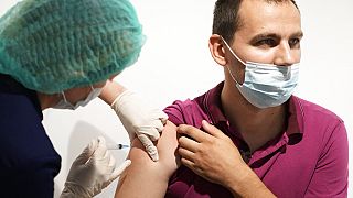 L'épidémie de coronavirus est repartie depuis mi-juin en Russie sur fond de campagne de vaccination poussive.