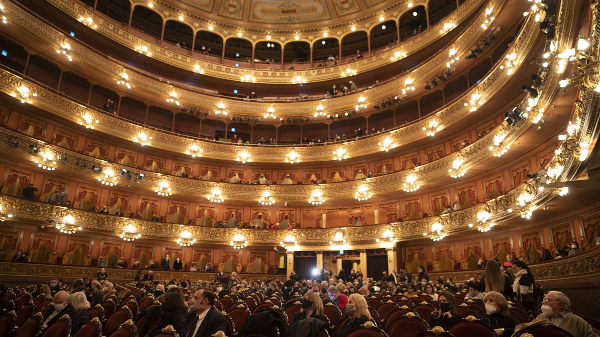 El Teatro Colón de Buenos Aires reabrió el viernes con aforo reducido y estrictas medidas de seguridad sanitaria