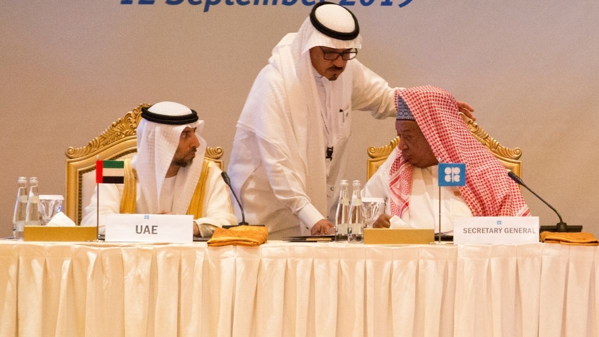 محمد بارکیندو، دبیر کل اوپک(راست) و سهیل مزروعی، وزیر انرژی امارات عربی متحده(چپ)
