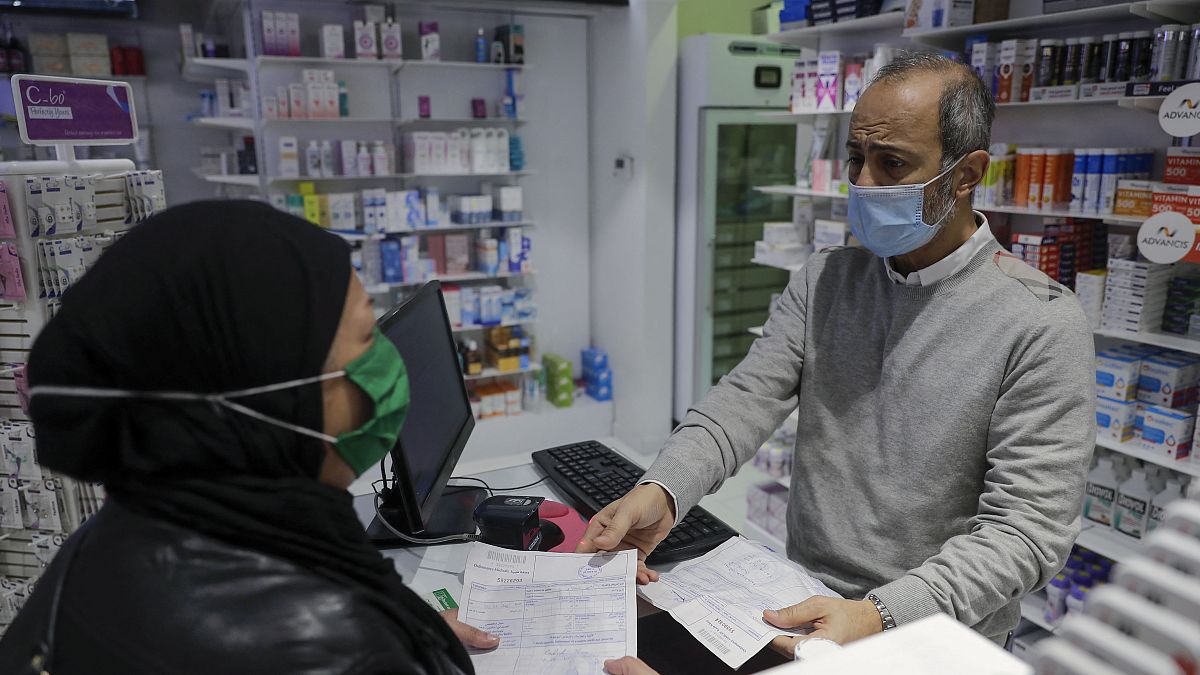 Lübnan'da eczanelerde ithal ilaç sıkıntısı yaşanıyor