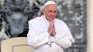 Papst Franziskus wegen Darm-OP im Krankenhaus