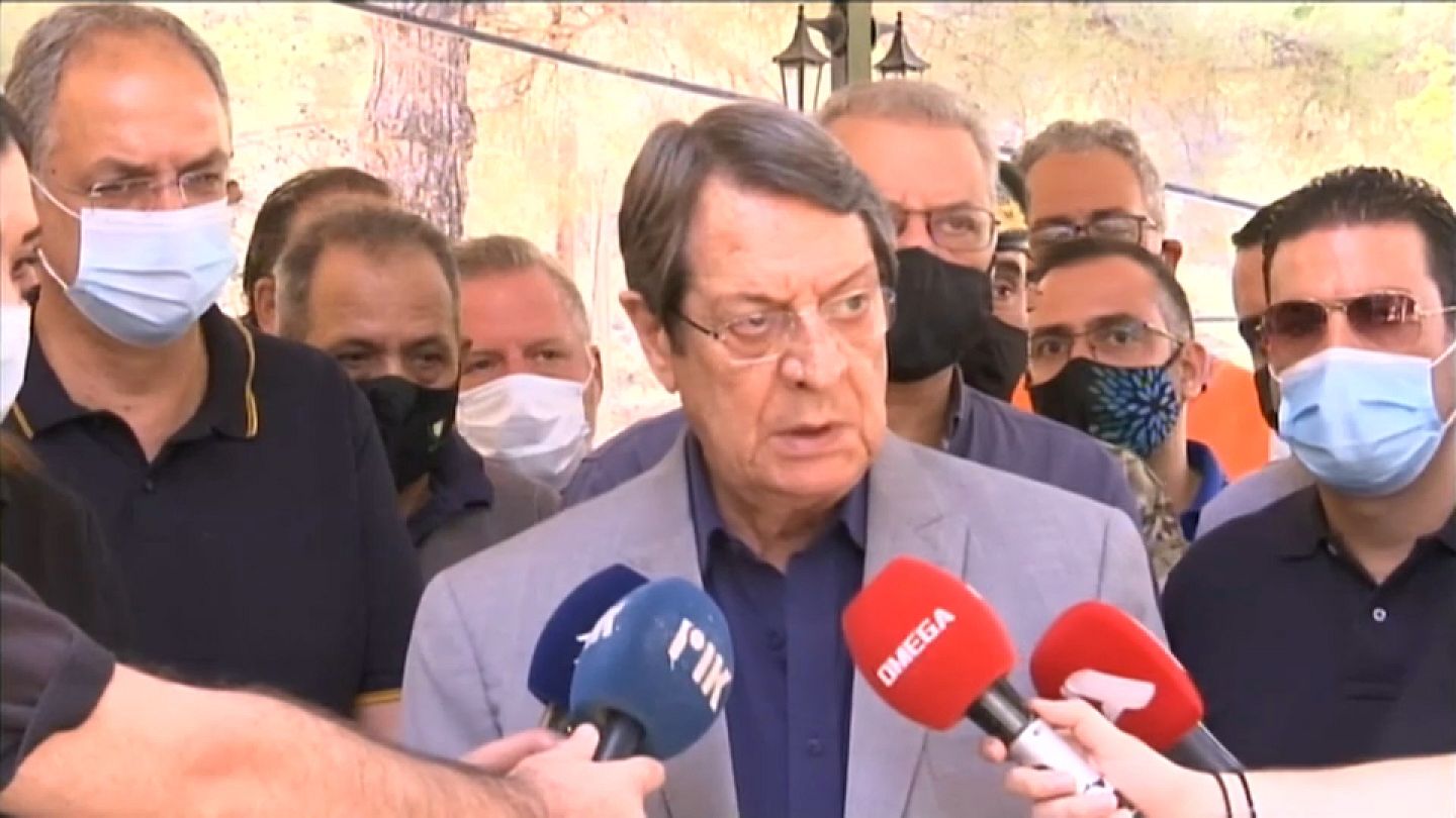 El presidente de Chipre equipara el incendio con la invasión turca |  Euronews