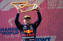سائق ريد بول الهولندي ماكس فيرستابين يحقق فوزه الثالث تواليا بإحرازه المركز الأول في سباق جائزة النمسا الكبرى