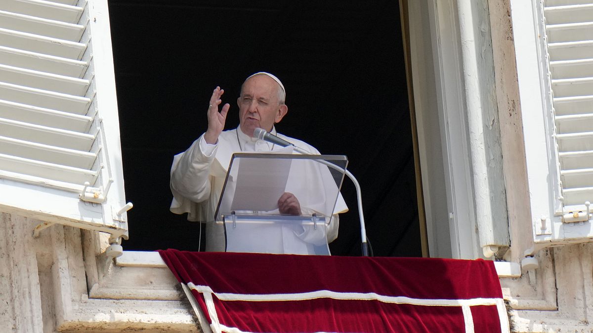 البابا فرنسيس مطلاً على ساحة القديس بطرس بالفاتيكان يتلو صلاة التبشير الملائكي