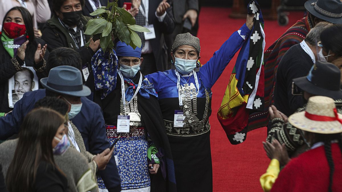 Elisa Loncón alza una bandera mapuche tras ser elegida presidenta de la Convención Constituyente de Chile