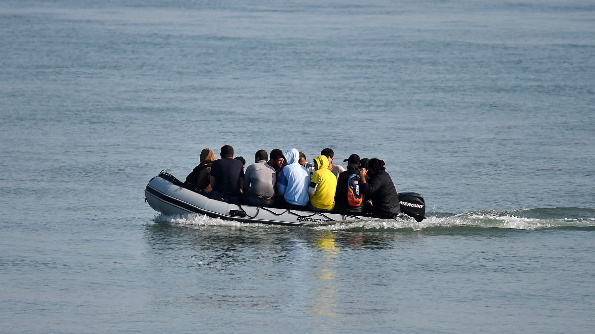 مهاجرون على متن قارب مطاطي عند وصولهم إلى شاطئ على الساحل الجنوبي الشرقي لبريطانيا قادمين من الشواطئ الفرنسية