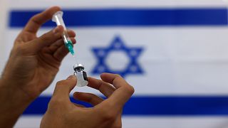 ممرض يحضر جرعة من لقاح فايزر لتطعيم أحد المواطنين في مركز طبي بمدينة أسدود جنوب إسرائيل
