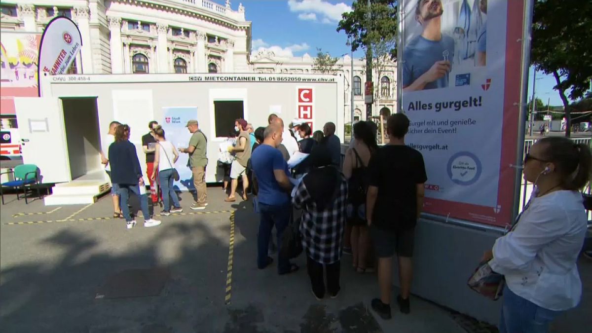 Schlange vor Impfbox in Wien