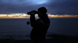 شرطي فرنسي يقوم بمراقبة الشاطئ في أمبلتيوز بالقرب من كاليه شمال البلاد لمنع تسلل المهاجرين غير الشرعيين بحراً باتجاه الشواطئ البريطانية