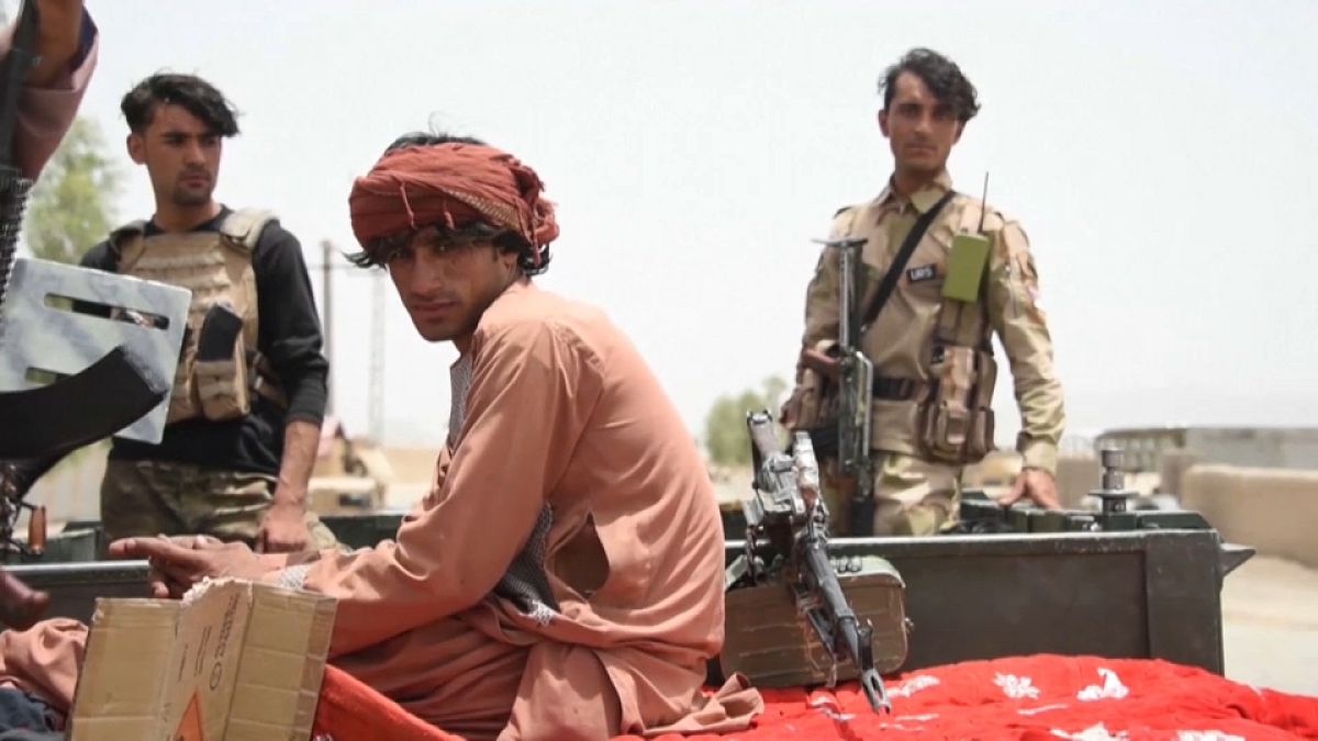 Militares afganos huyen ante el avance de los talibanes