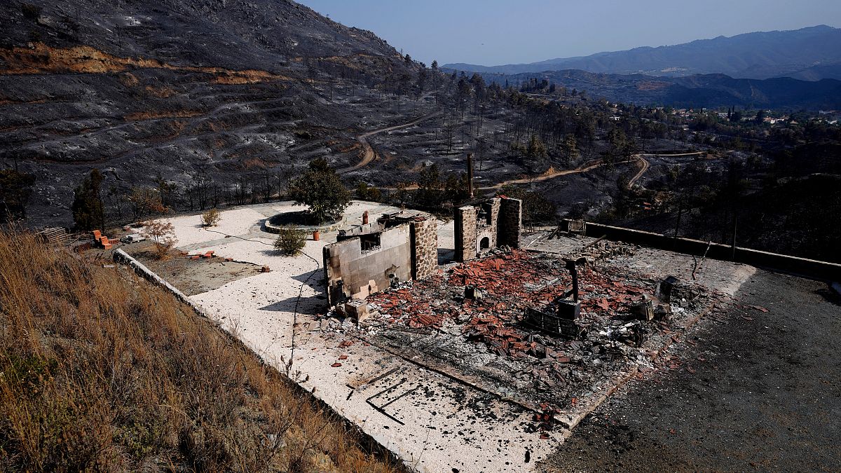 Εικόνες απόλυτης καταστροφής από την φονική πυρκαγιά στην Κύπρο