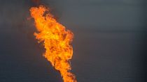 عکس تزئیتی از آتش سوزی در یک میدان نفتی