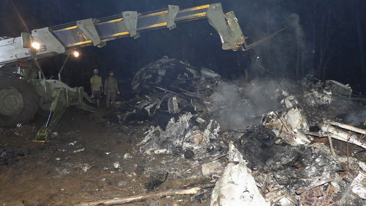بقايا الطائرة العسكرية الفلبينية من طراز سي -130 التي تحطمت في بلدة باتيكول بمقاطعة سولو بجنوب الفلبين.