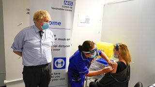 El primer ministro británico, Boris Johnson, en un centro de vacunación contra la COVID-19