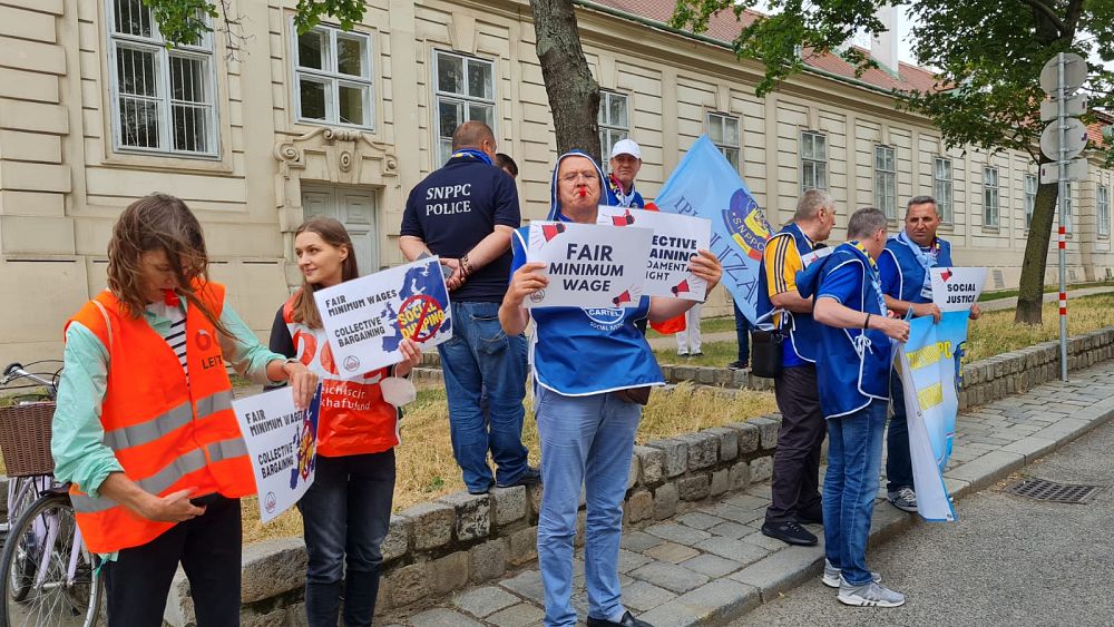 romanian-workers-stage-2000km-protest-against-low-pay