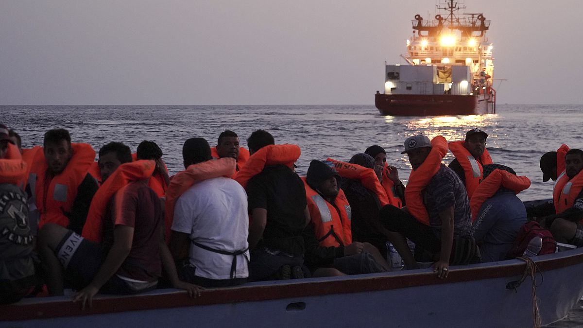 سفينة الانقاذ "أوشن فايكينغ" التابعة لمنظمة "إس أو إس المتوسط" تنقذ مهاجرين من قارب خشبي صغير في البحر الأبيض المتوسط.