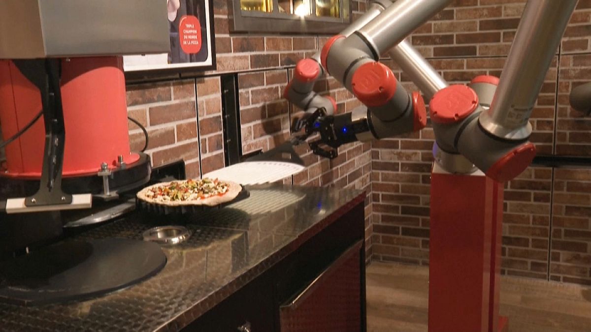 طباخ روبوت متخصص بطناعة البيتزا
