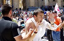 Des opposants à la marché des fiertés poussent un homme, à Tbilissi, Géorgie, le 5 juillet 2021