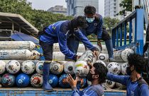 Ινδονησία: Γεμίζουν φιάλες οξυγόνου