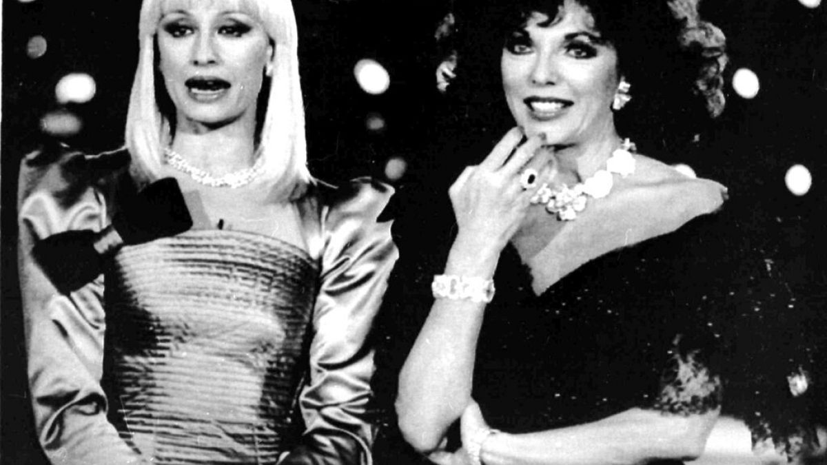 Raffaella Carrà (izq) en una foto de archivo junto a la actriz británica Joan Collins el 23 de enero de 1988 