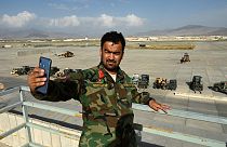 Un soldat de l'armée afghane prend la pose devant la base militaire de Bagram (Afghanistan), le 05/07/2021