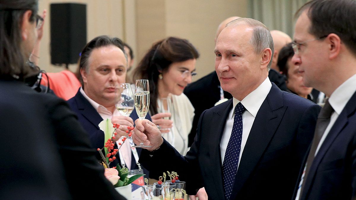 Le président russe Vladimir Poutine tient une coupe de champagne lors d'une cérémonie au théâtre Mariinsky, le 2 décembre 2016 | Archive 