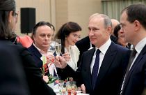 Le président russe Vladimir Poutine tient une coupe de champagne lors d'une cérémonie au théâtre Mariinsky, le 2 décembre 2016 | Archive
