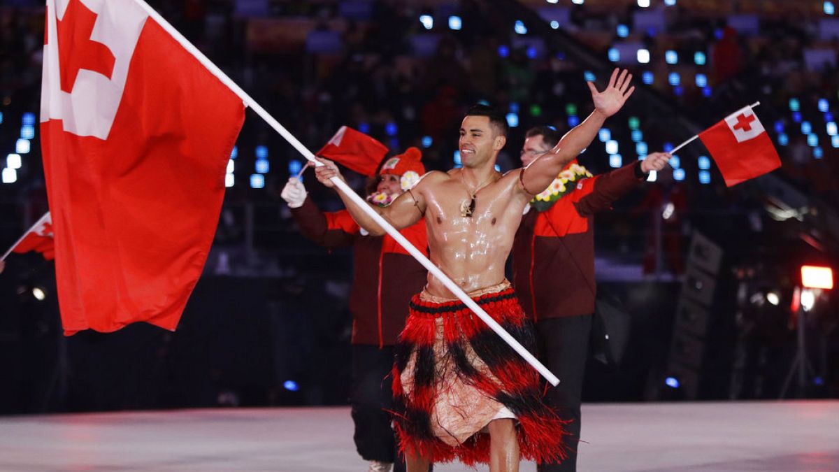Pita Taufatofua porte le drapeau des Tonga lors de la cérémonie d'ouverture des Jeux olympiques d'hiver 2018 à Pyeongchang, en Corée du Sud.