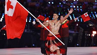 Pita Taufatofua porte le drapeau des Tonga lors de la cérémonie d'ouverture des Jeux olympiques d'hiver 2018 à Pyeongchang, en Corée du Sud.