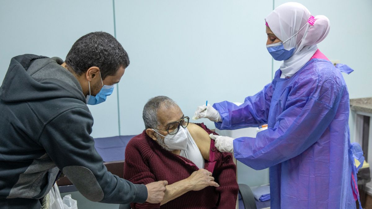 حصول مصري على جرعة اللقاح المضاد لكوفيد-19