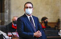 Heinz-Christian Strache a bécsi tárgyalóteremben várja a tárgyalás kezdetét