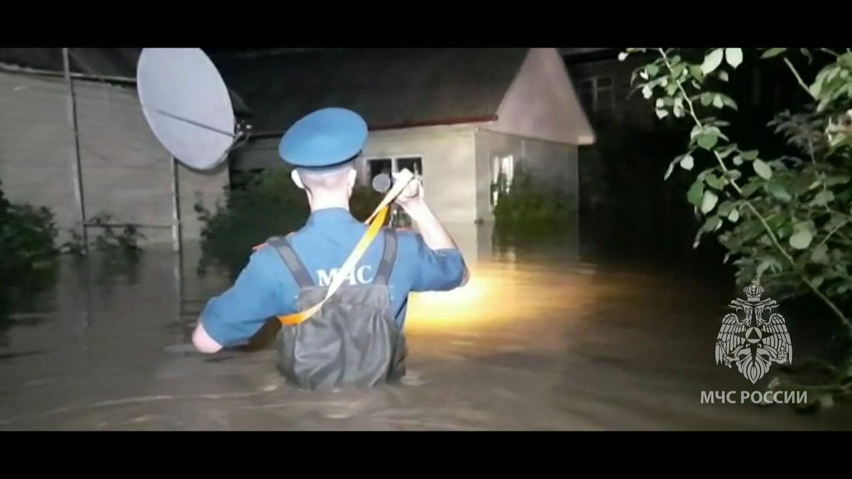 وحدات الإنقاذ تساعد الناس خلال فيضان بروسيا
