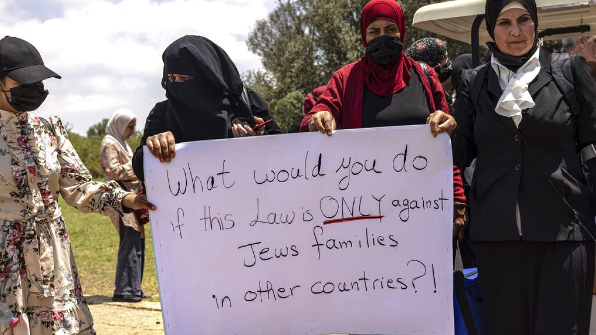 İsrail'de yaşayan Arap asıllı aileler oylama öncesinde söz konusu yasayı protesto etmişti.