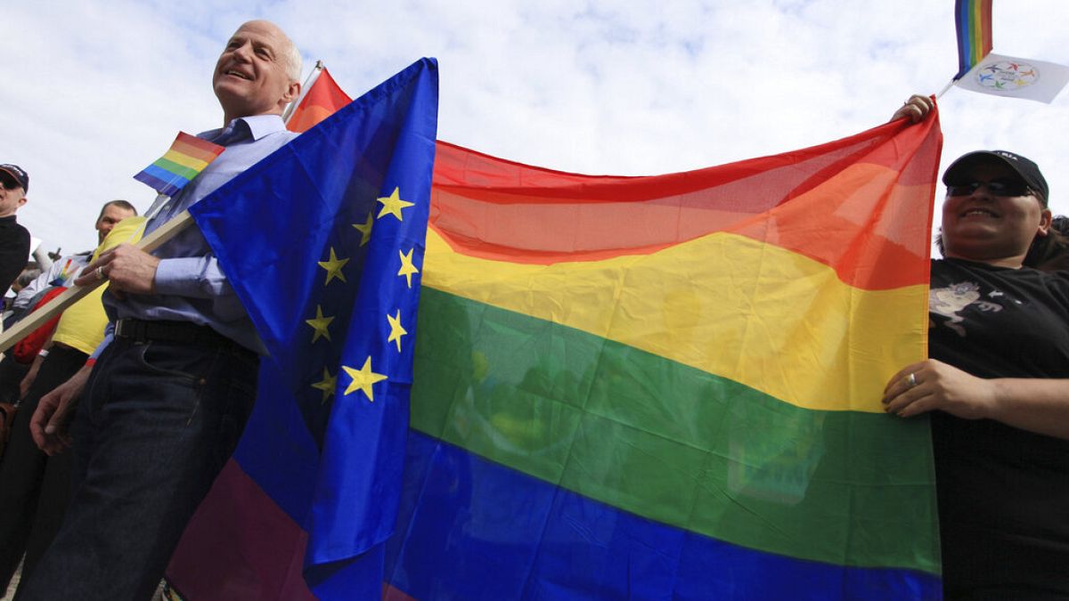 Az EU-s zászló és a szivárvány gyakran együtt látható a jogvédők megmozdulásain