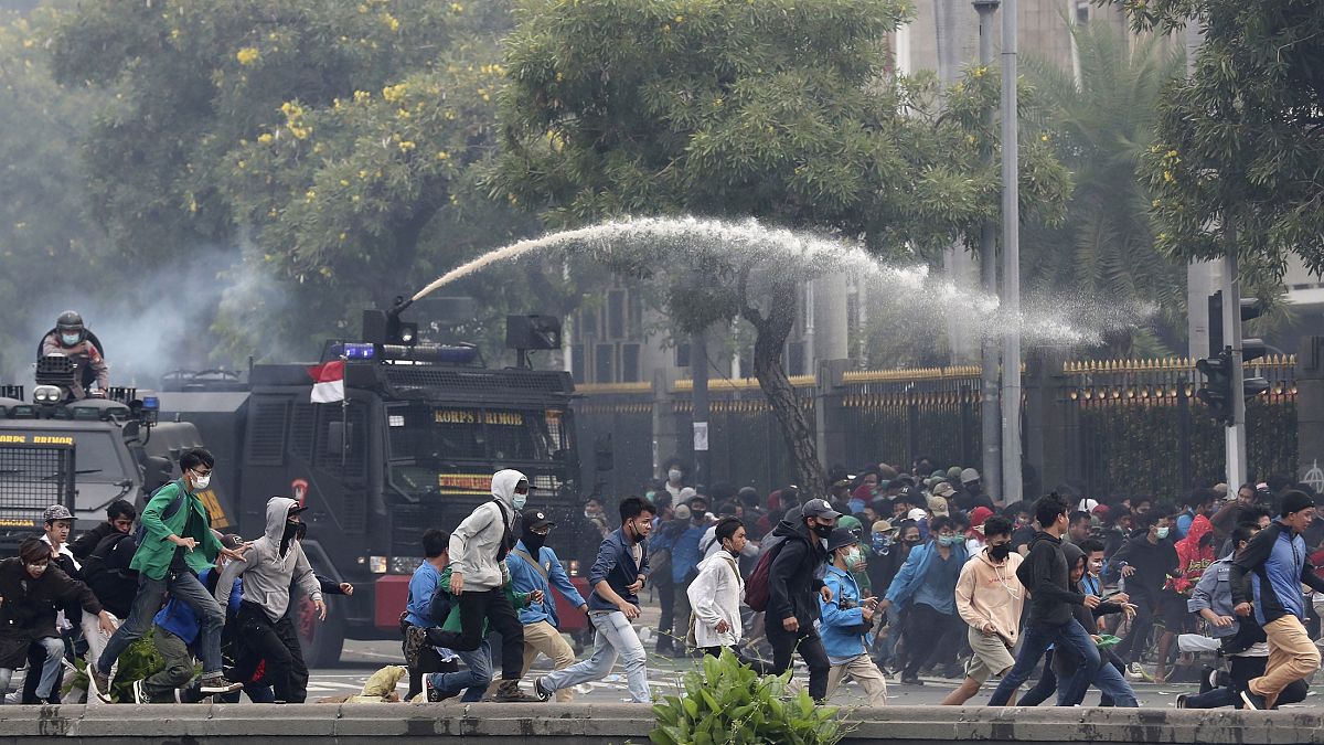الشرطة تفرق تظاهرة في جاكرتا في العام 2020